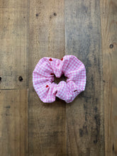 SCRUNCHIE | Embroidered Hearts